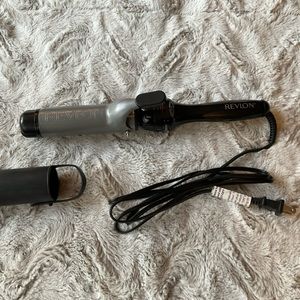 REVLON Perfect Heat Triple Ceramic Curling Iron 1 1/2 Inch Barrel RV050